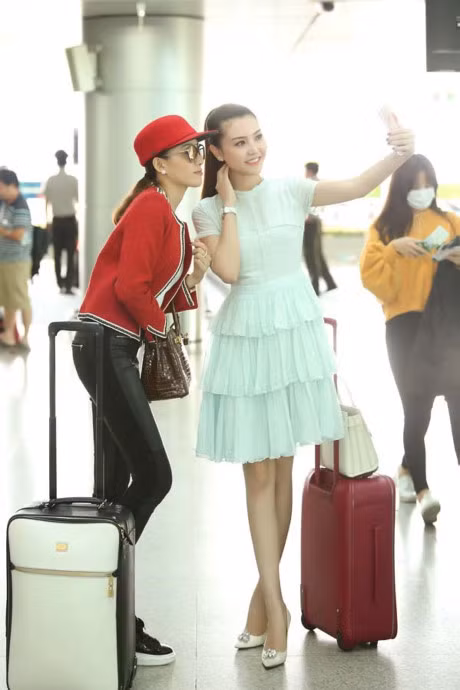 Ngoc Duyen cung hoc tro Ha Ho len duong den Victoria