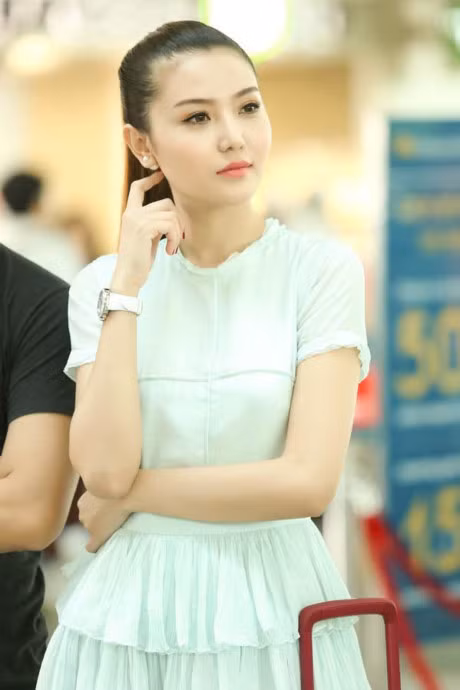 Ngoc Duyen cung hoc tro Ha Ho len duong den Victoria