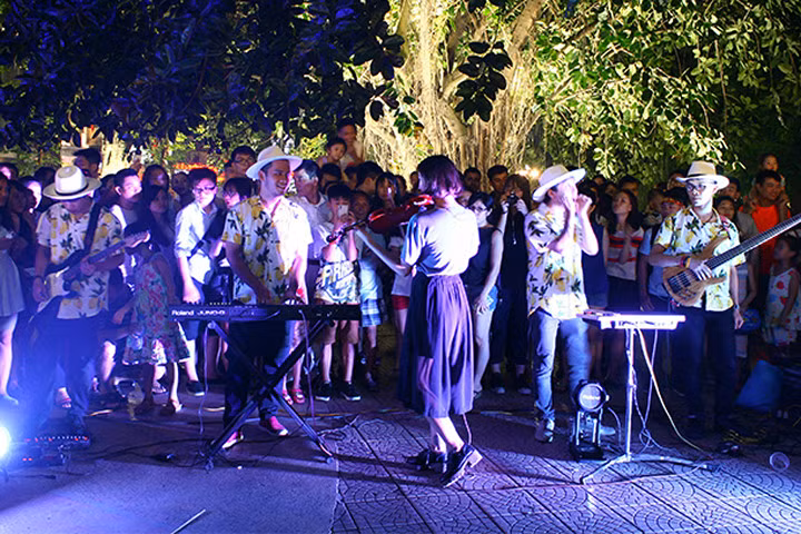 Các nhóm nhạc biểu diễn trên phố đi bộ quanh Hồ Gươm tối 25/11 đã bị đoàn thanh tra văn hóa nhắc nhở