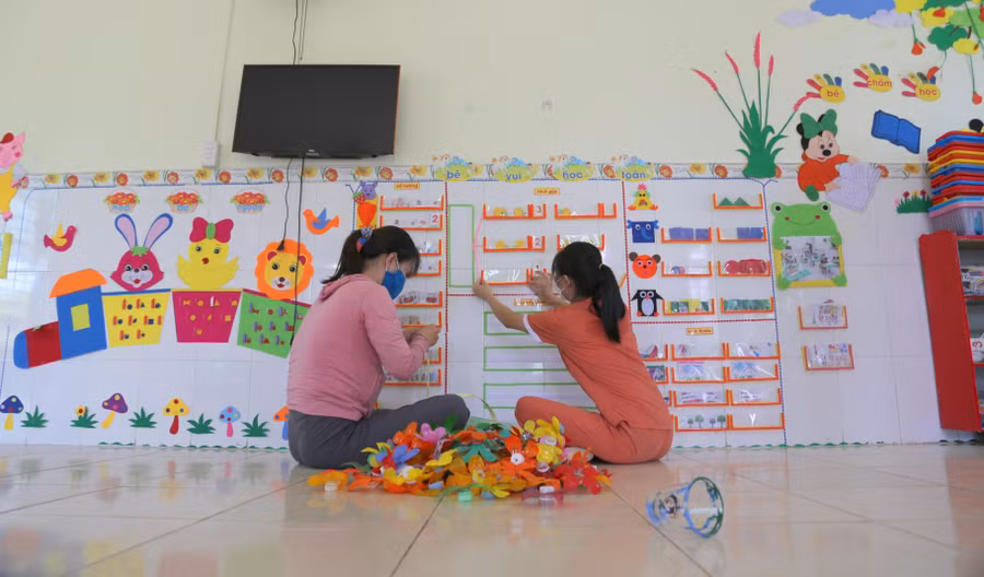 Cô giáo Trường Mầm non Hoa Lan (huyện miền núi Đakrông) chỉnh trang góc học tập ở các lớp học.