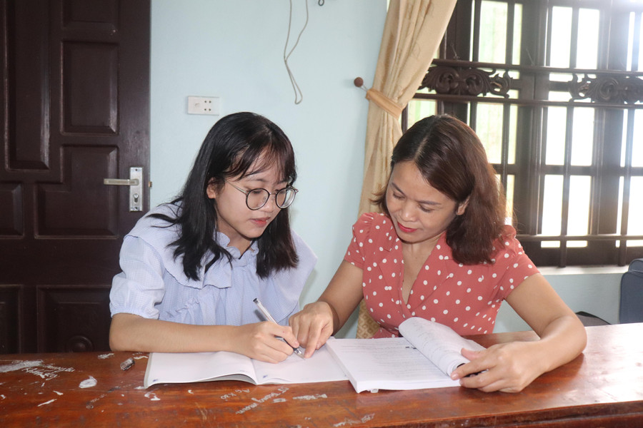 Mẹ luôn là người đồng hành và ủng hộ các quyết định của Hà Phương. Mẹ luôn là người đồng hành và ủng hộ các quyết định của Hà Phương.