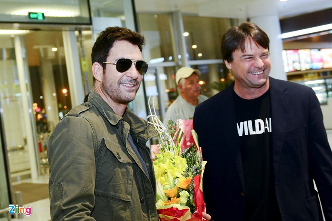 Maggie Q được hôn phu hộ tống tới Hà Nội