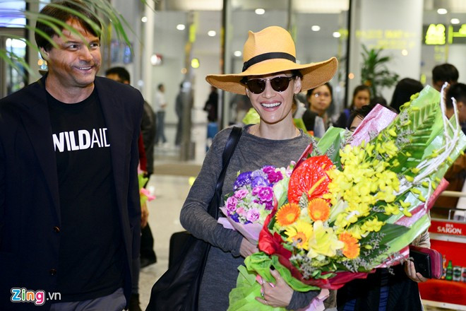 Maggie Q được hôn phu hộ tống tới Hà Nội