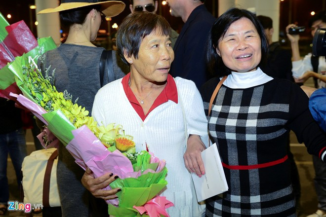 Maggie Q được hôn phu hộ tống tới Hà Nội