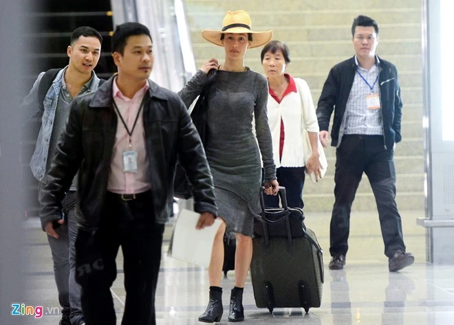 Maggie Q được hôn phu hộ tống tới Hà Nội