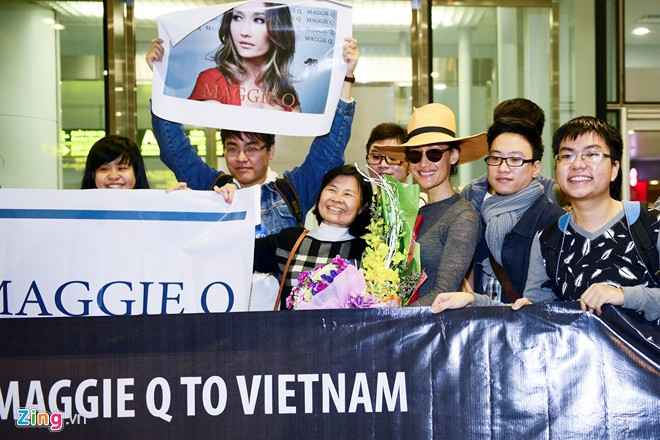 Maggie Q được hôn phu hộ tống tới Hà Nội