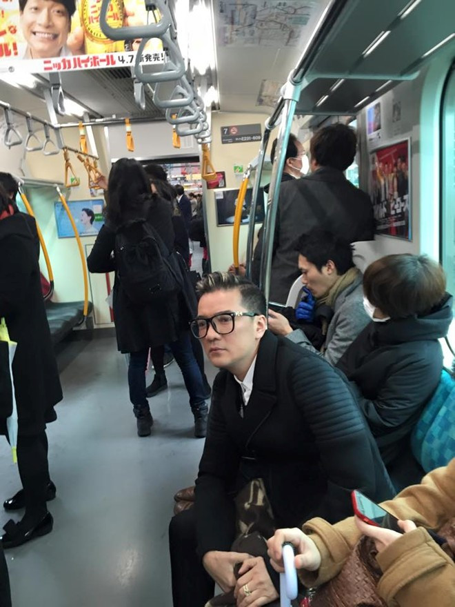 Đàm Vĩnh Hưng nhảy tàu tìm kiếm đồ thất lạc ở Nhật ảnh 2 Sau khi mất đồ, Đàm Vĩnh Hưng đã báo với an ninh nhà ga tuy nhiên anh không hy vọng sẽ tìm lại được đồ.