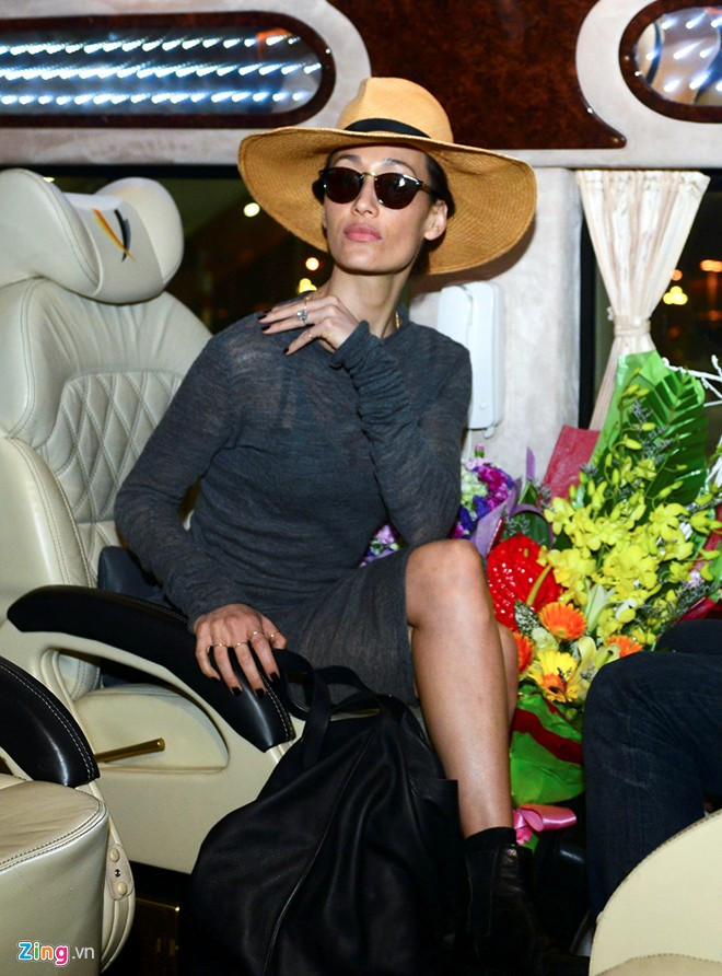 Maggie Q được hôn phu hộ tống tới Hà Nội