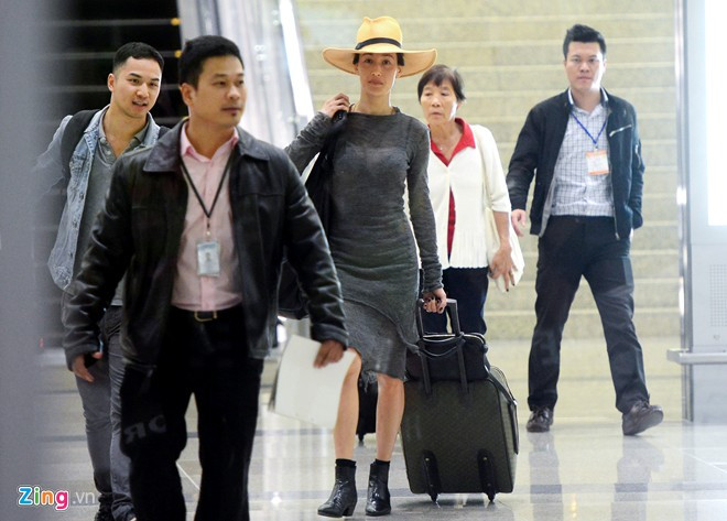 Maggie Q được hôn phu hộ tống tới Hà Nội