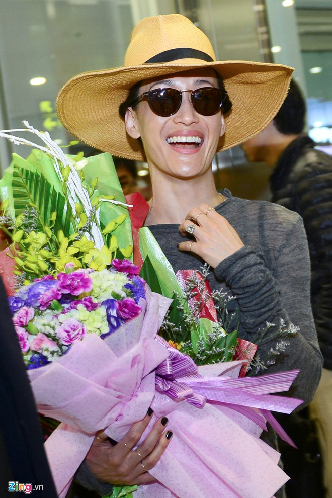 Maggie Q được hôn phu hộ tống tới Hà Nội