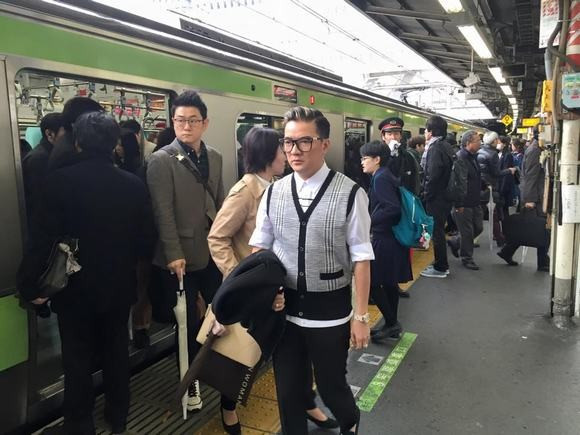 Đàm Vĩnh Hưng nhảy tàu tìm kiếm đồ thất lạc ở Nhật ảnh 3 Sau khi cùng mọi người đi tìm giữa trời lạnh giá cùng với việc cầu nguyện thật may mắn cuối cùng anh đã tìm được lại đồ của mình. Đàm Vĩnh Hưng cũng không quên cảm ơn lòng tốt và ý thức tuyệt vời của người dân Nhật Bản.