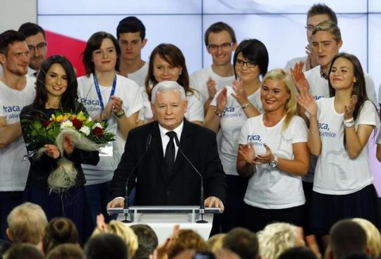 Guatemala: Diễn viên hài lên làm tổng thống ảnh 2 Ông Kaczynski phát biểu trước những người ủng hộ hôm 25-10. Ảnh: Reuters