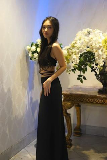 Cô bạn từng giành giải 1st Runner for Miss University (VDS) 2014, có năng khiếu đi catwalk, hát và diễn kịch. nhung-thi-sinh-miss-du-hoc-sinh-viet-chan-dai-noi-bat-5