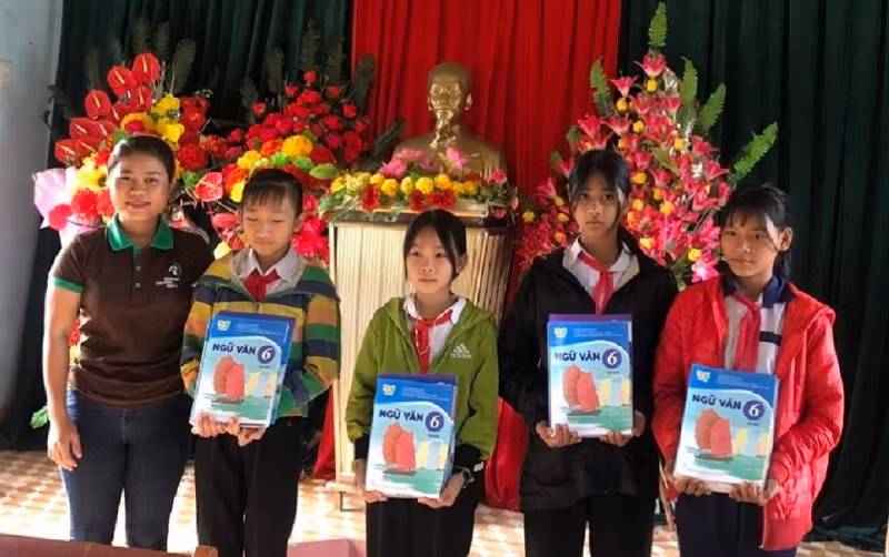 Học sinh Trường PTDTBT THCS Krong nhận SGK Chương trình GDPT 2018 từ các nhà hảo tâm.