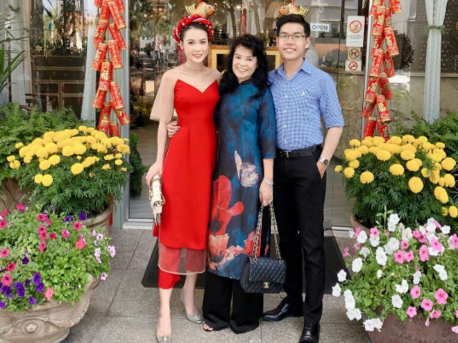 Nhiều người quan niệm rằng màu đỏ tượng trưng cho sự may mắn. Để phối đồ màu đỏ sao cho tinh tế, bạn nên tham khảo bánh xe màu sắc để tạo được hiệu quả thẩm mỹ tốt nhất. Ảnh: @sam.ng_official. Tet 2020 nen mac kieu ao dai nao vua dep vua ton dang? hinh anh 2 1a5246ed5ce1a4bffdf0.jpg