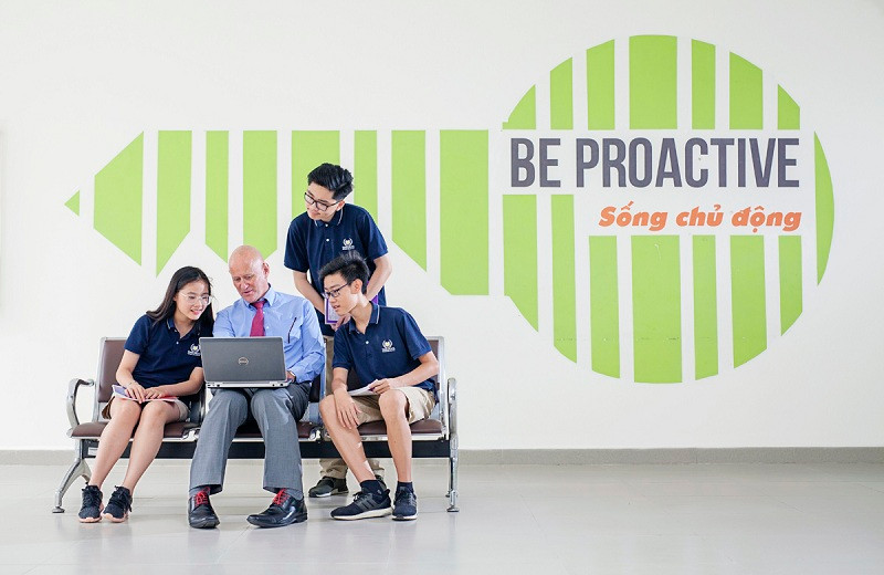 Tác giả chương trình “Kỹ năng thế kỷ 21” của Vinschool là Tiến sỹ Lance G. King, tác giả của các đầu sách kỹ năng hiện đang được giảng dạy tại 4.655 trường thuộc hệ thống IB (các trường tú tài Quốc tế) ở hơn 160 quốc gia