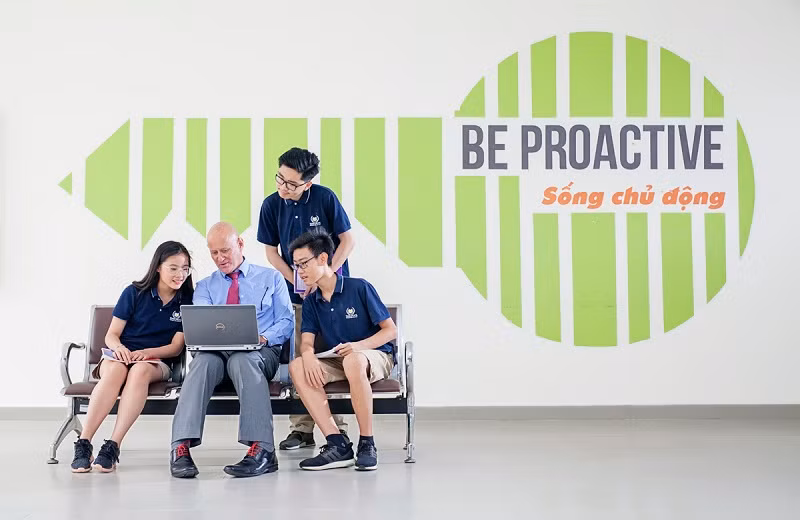 Tác giả chương trình “Kỹ năng thế kỷ 21” của Vinschool là Tiến sỹ Lance G. King, tác giả của các đầu sách kỹ năng hiện đang được giảng dạy tại 4.655 trường thuộc hệ thống IB (các trường tú tài Quốc tế) ở hơn 160 quốc gia