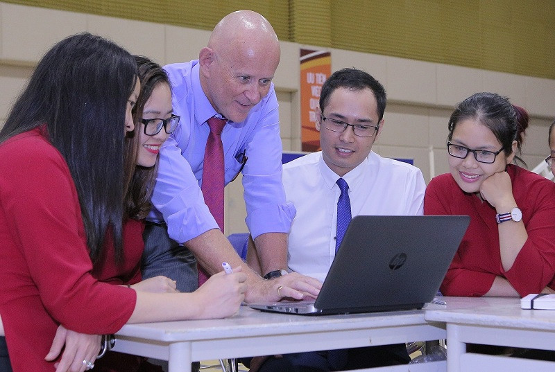 Toàn bộ giáo viên Vinschool được Tiến sỹ Lance G. King đào tạo bài bản để thực hành ứng dụng “Kỹ năng thế kỷ 21” vào tất cả các môn học cũng như hoạt động để học sinh thẩm thấu kỹ năng nhanh và bền vững nhất.