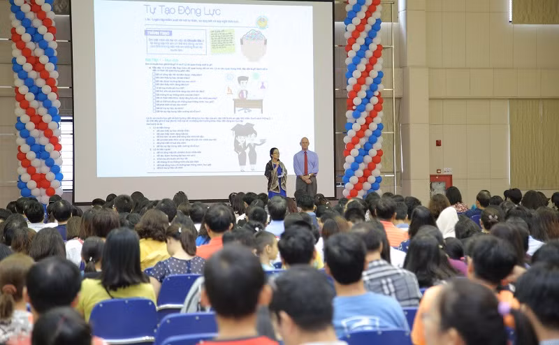 Vinschool đã tổ chức các buổi Hội thảo dành riêng cho Phụ huynh và có những chỉ dẫn để Phụ huynh có thể đồng hành cùng chương trình. Đông đảo phụ huynh đánh giá cao cách tiếp cận chủ động của Vinschool theo đúng xu hướng phát triển của giáo dục thế giới.