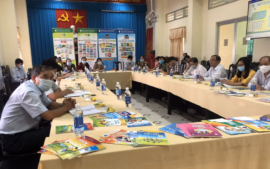 Cán bộ, giáo viên tỉnh Trà Vinh tham gia Hội nghị trực tuyến giới thiệu SGK lớp 2, lớp 6. Ảnh: C. Quang.