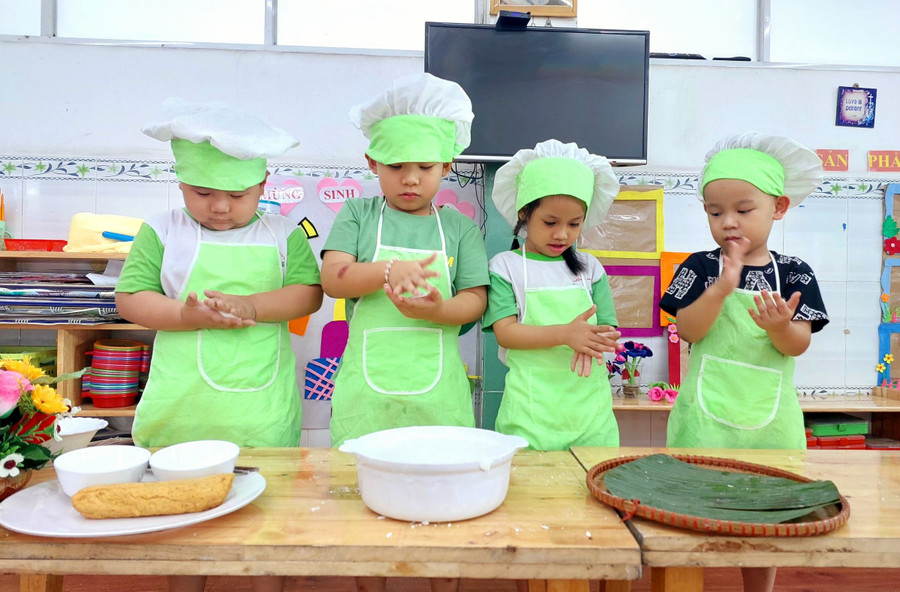 Giờ trải nghiệm của trẻ Trường Mầm non Hương Nắng Hồng (TP Thủ Đức). Ảnh: Hồ Phúc