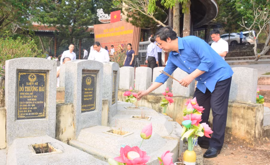 Bộ trưởng Bộ GD&ĐT Nguyễn Kim Sơn viếng thăm các liệt sĩ ngành Giáo dục tại Tây Ninh. Ảnh: Anh Tú