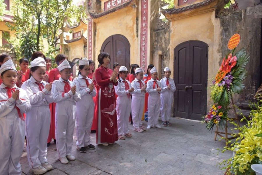 Cô trò Trường Tiểu học Tràng An (Hà Nội) thắp hương tưởng nhớ các anh hùng liệt sĩ. Ảnh: NTCC Cô trò Trường Tiểu học Tràng An (Hà Nội) thắp hương tưởng nhớ các anh hùng liệt sĩ. Ảnh: NTCC