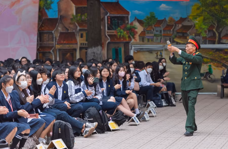 Một buổi sinh hoạt ngoại khoá giáo dục truyền thống của học sinh Trường THPT Việt Đức (Hà Nội). Ảnh: NTCC