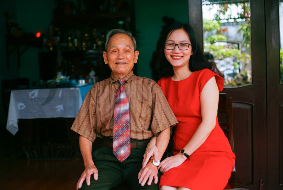 Cô Nguyễn Thị Thu Hà - Phó Hiệu trưởng Trường THPT Lê Lợi (Quảng Trị) bên bố của mình. Ảnh: NVCC Cô Nguyễn Thị Thu Hà - Phó Hiệu trưởng Trường THPT Lê Lợi (Quảng Trị) bên bố của mình. Ảnh: NVCC