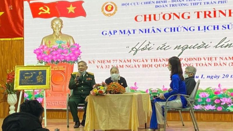 Trường THPT Trần Phú (Đà Nẵng) tổ chức giao lưu – gặp mặt nhân chứng lịch sử “Hồi ức người lính” nhân kỷ niệm Ngày thành lập Quân đội Nhân dân Việt Nam. Ảnh: NTCC Trường THPT Trần Phú (Đà Nẵng) tổ chức giao lưu – gặp mặt nhân chứng lịch sử “Hồi ức người lính” nhân kỷ niệm Ngày thành lập Quân đội Nhân dân Việt Nam. Ảnh: NTCC