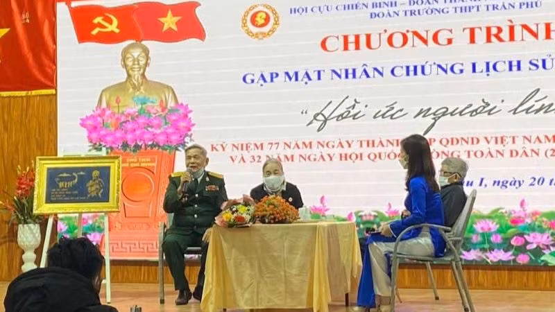 Trường THPT Trần Phú (Đà Nẵng) tổ chức giao lưu – gặp mặt nhân chứng lịch sử “Hồi ức người lính” nhân kỷ niệm Ngày thành lập Quân đội Nhân dân Việt Nam. Ảnh: NTCC