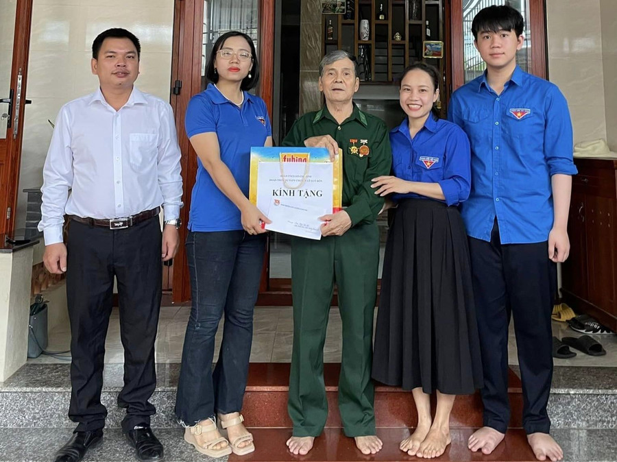 Ban Chấp hành Đoàn Trường THPT chuyên Lê Qúy Đôn thăm gia đình cựu chiến binh Ngô Tất Tứ từng chiến đấu ở chiến trường Thành Cổ. Ảnh: Đăng Đức Ban Chấp hành Đoàn Trường THPT chuyên Lê Qúy Đôn thăm gia đình cựu chiến binh Ngô Tất Tứ từng chiến đấu ở chiến trường Thành Cổ. Ảnh: Đăng Đức