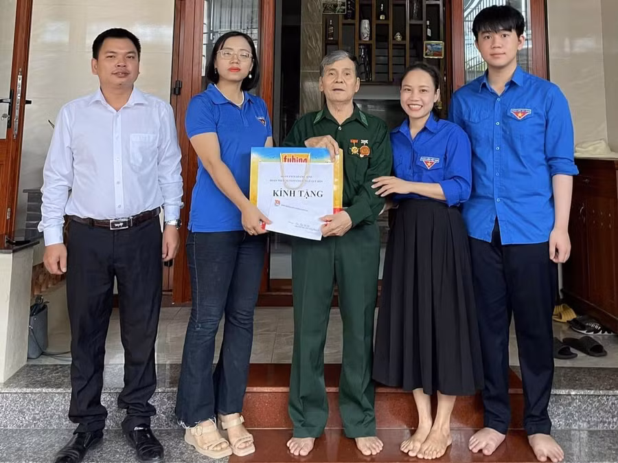 Ban Chấp hành Đoàn Trường THPT chuyên Lê Qúy Đôn thăm gia đình cựu chiến binh Ngô Tất Tứ từng chiến đấu ở chiến trường Thành Cổ. Ảnh: Đăng Đức