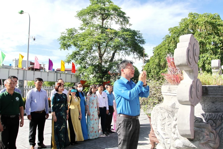 Đoàn công tác của Công đoàn Giáo dục Việt Nam thắp hương tưởng nhớ Liệt sĩ Nguyễn Đức Cảnh nhân Ngày Thương binh - Liệt sĩ. Ảnh: NVCC