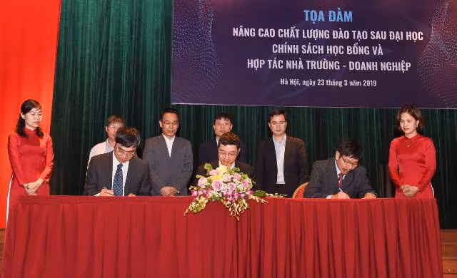 Trường ĐH Bách khoa Hà Nội, Viện Nghiên cứu cao cấp về toán, Viện Nghiên cứu Dữ liệu lớn kí kết hợp tác ưu tiên dành học bổng của VINIF cho học viên cao học Toán ứng dụng.