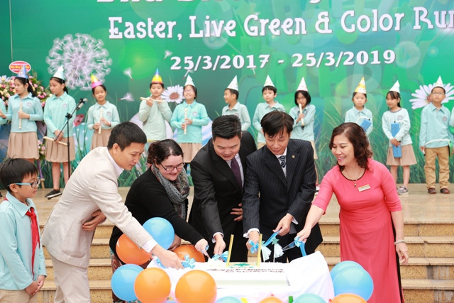 Cắt bánh sinh nhật trường 2 tuổi