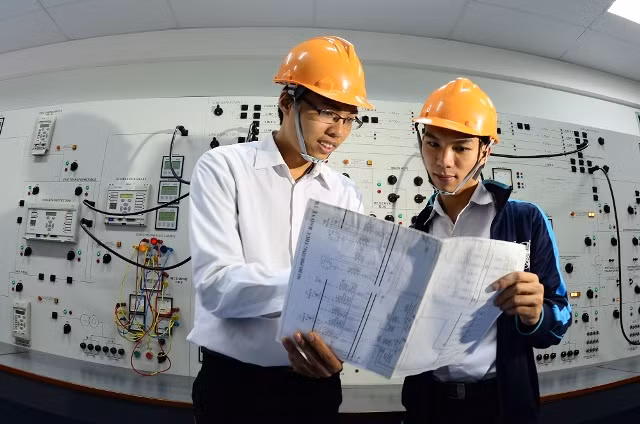 Sinh viên Viện Điện Trường ĐH Bách khoa Hà Nội trong giờ thực hành