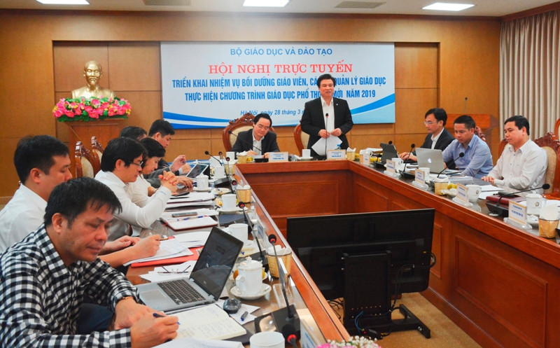 Thứ trưởng Bộ GDĐT Nguyễn Hữu Độ phát biểu tại hội nghị