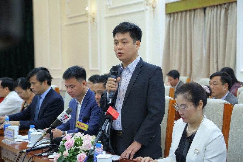 Ông Nguyễn Xuân Thành trao đổi tại họp báo Ông Nguyễn Xuân Thành trao đổi tại họp báo