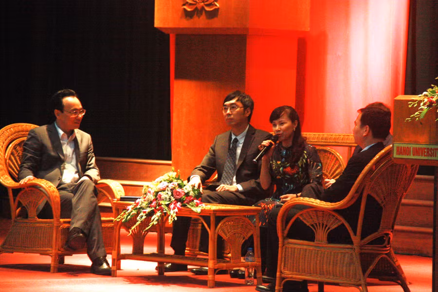 Các diễn giả tham dự tọa đàm phân tích nguyên nhân cũng như đưa ra giải pháp nhằm nâng cao chất lượng đào tạo sau ĐH