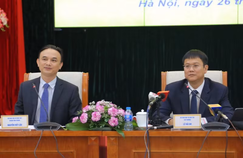 Thứ trưởng Bộ GDĐT Lê Hải An và Chánh Văn phòng Nguyễn Viết Lộc chủ trì họp báo. Ảnh: Bá Hải