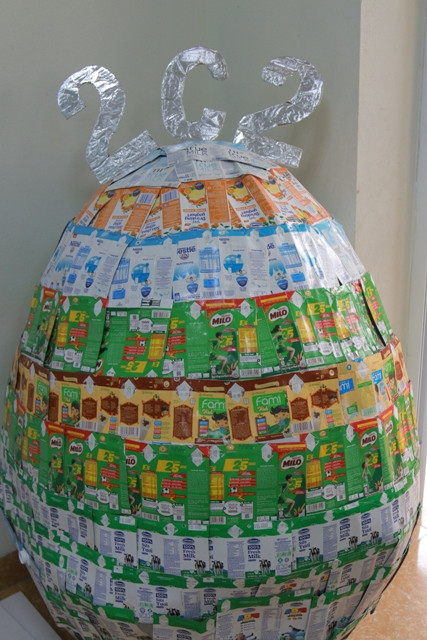 Sản phẩm trứng phục sinh được cô trò làm từ vỏ hộp sữa