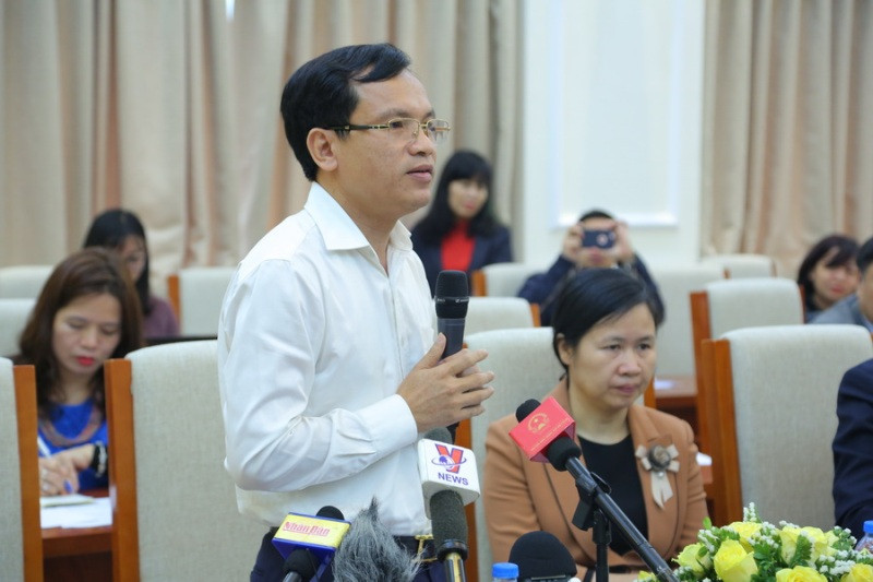 Ông Mai Văn Trinh trao đổi tại họp báo Ông Mai Văn Trinh trao đổi tại họp báo