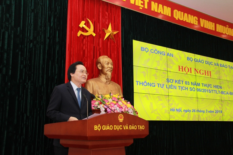 Bộ trưởng Bộ GDĐT Phùng Xuân Nhạ phát biểu tại hội nghị