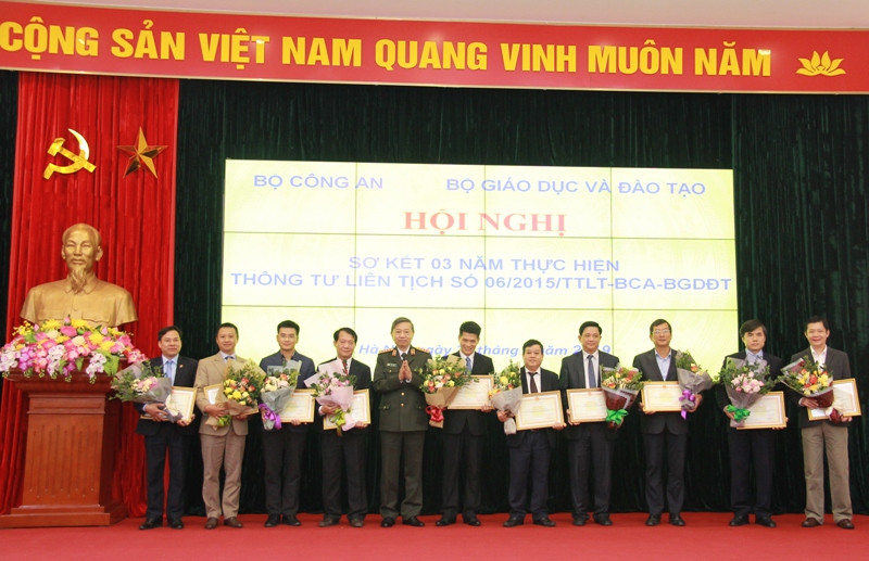 Bộ trưởng Bộ Công an Tô Lâm trao Bằng khen cho các tập thể là trường ĐH, Sở GDĐT, Ban Chính trị và công tác HSSV (ĐHQG Hà Nội) vì có thành tích xuất sắc trong 3 năm triển khai thực hiện Thông tư liên tịch 06.