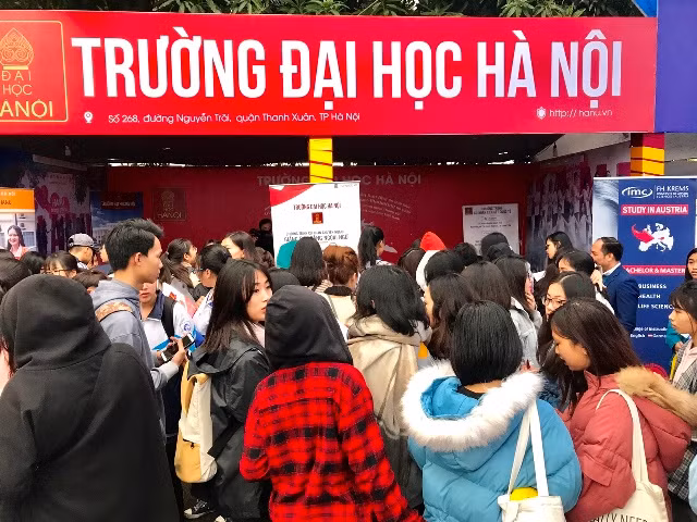 Thí sinh tìm hiểu thông tin tuyển sinh tại Trường ĐH Hà Nội