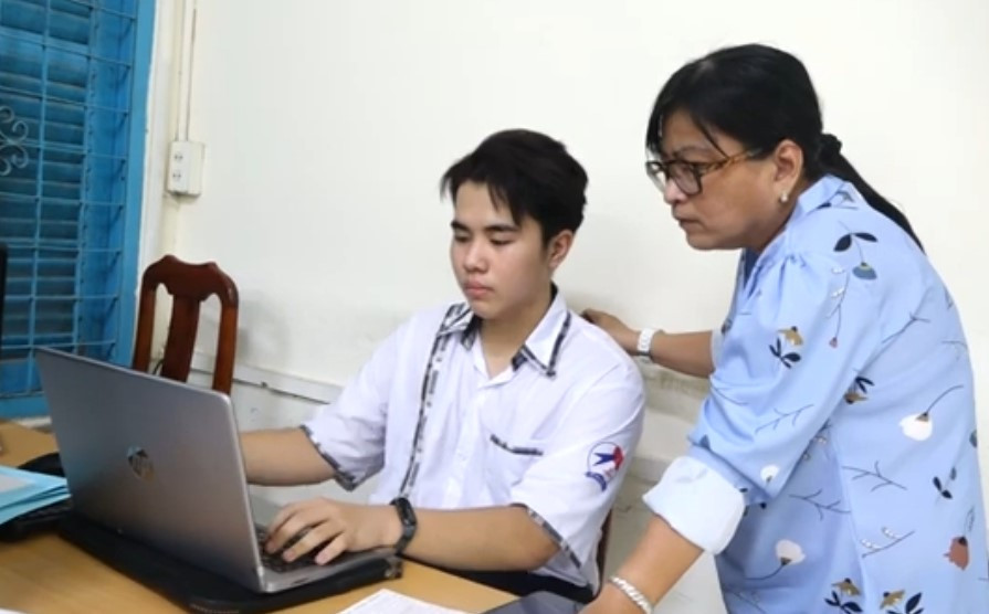 Thế Vinh và cô giáo Trần Thị Kim Thoa.