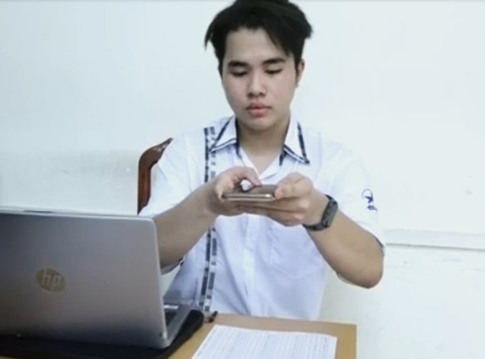 Thế Vinh đang vận hành Phần mềm chấm trắc nghiệm bằng xử lý ảnh.