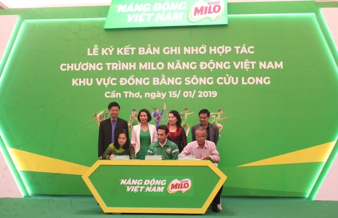 Ký kết biên bản ghi nhớ triển khai hoạt động tài trợ thể thao học đường tại TP Cần Thơ và tỉnh Vĩnh Long