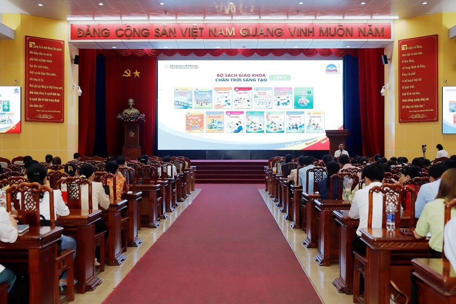 Hội thảo giới thiệu SGK tại tỉnh Tiền Giang. Ảnh: X. Uyên.